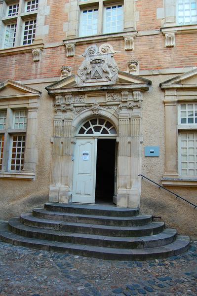 Cour intérieure, portail d'entrée, vue générale