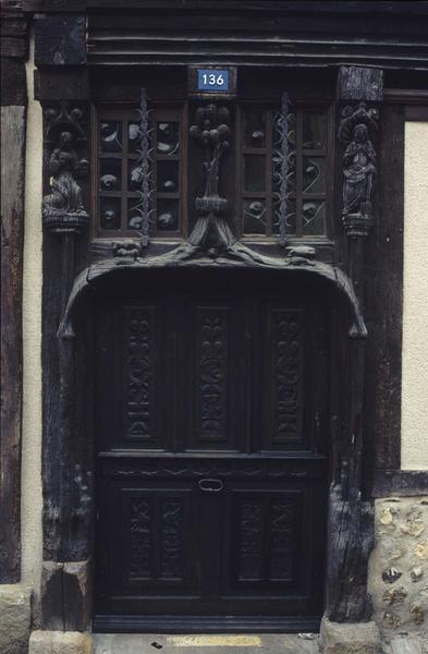 Porte en bois sculpté