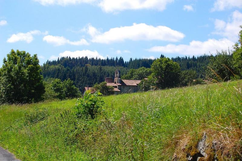 vue générale de l'église dans son environnement