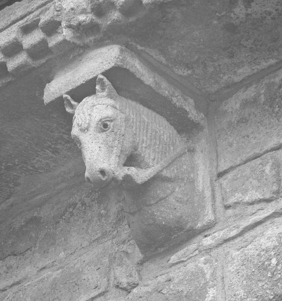 détail d'un corbeau de pierre sculpté, chevet