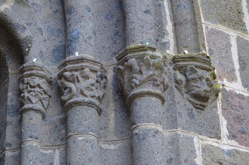 porche nord, ébrasement de gauche, détail des chapiteaux