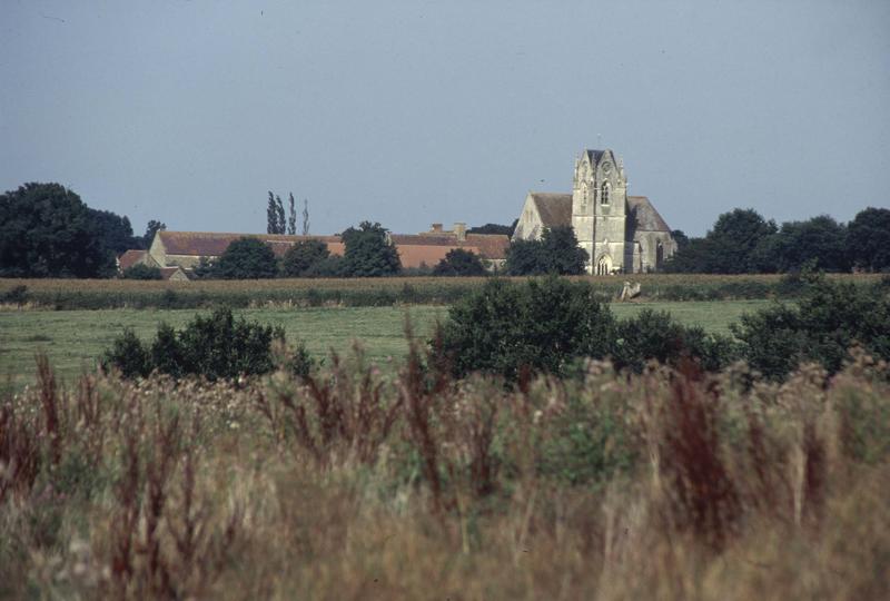 Vue éloignée sur le prieuré prise du manoir de l'Angenardière