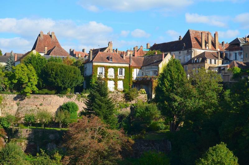 vue partielle de la ville la rive gauche de l'Armançon