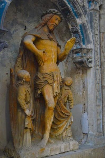 groupe sculpté : le Christ montrant ses plaies, entre deux anges, vue générale