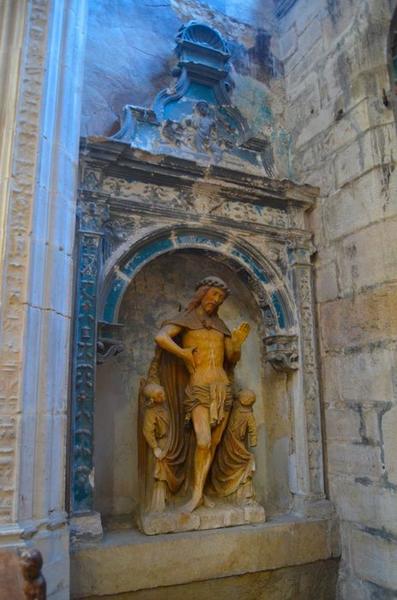 groupe sculpté : le Christ montrant ses plaies, entre deux anges, vue générale