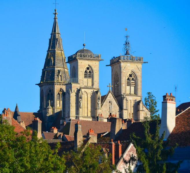 vue partielle de la collégiale dans son environnement