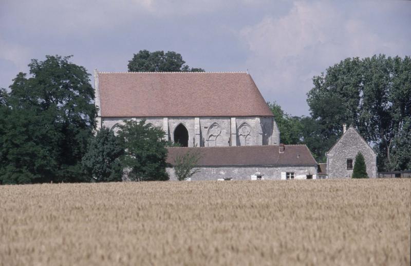 Vue éloignée sur l'église et des maisons