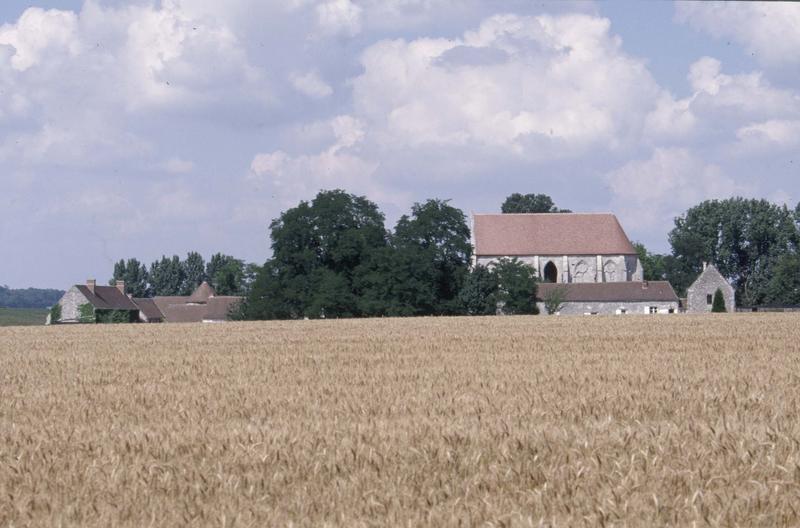 Vue éloignée sur l'église et des maisons