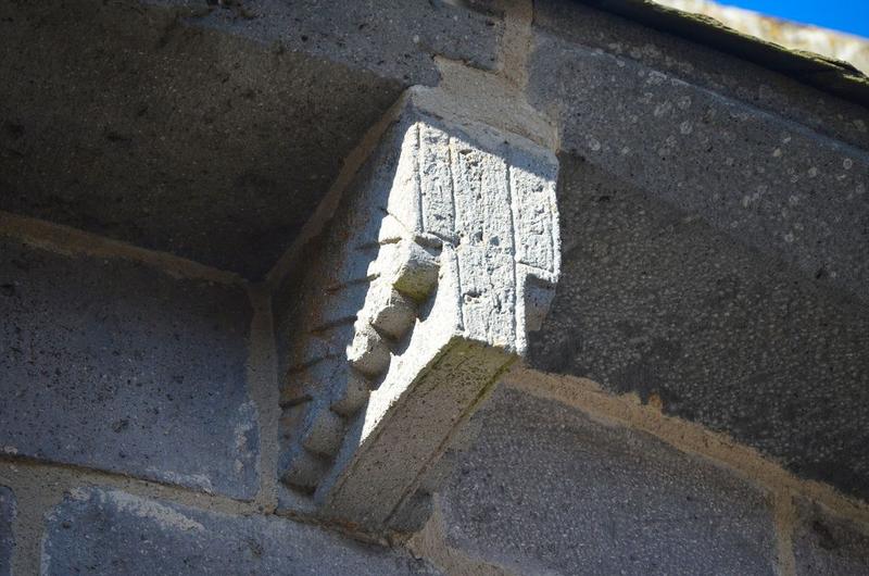 chevet, détail d'un corbeau de pierre sculpté