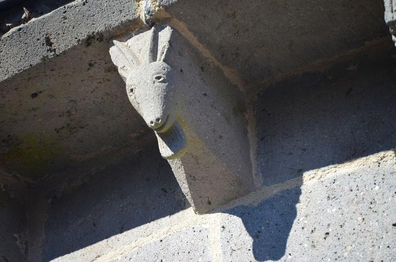 chevet, détail d'un corbeau de pierre sculpté