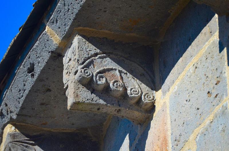 chevet, détail d'un corbeau de pierre sculpté