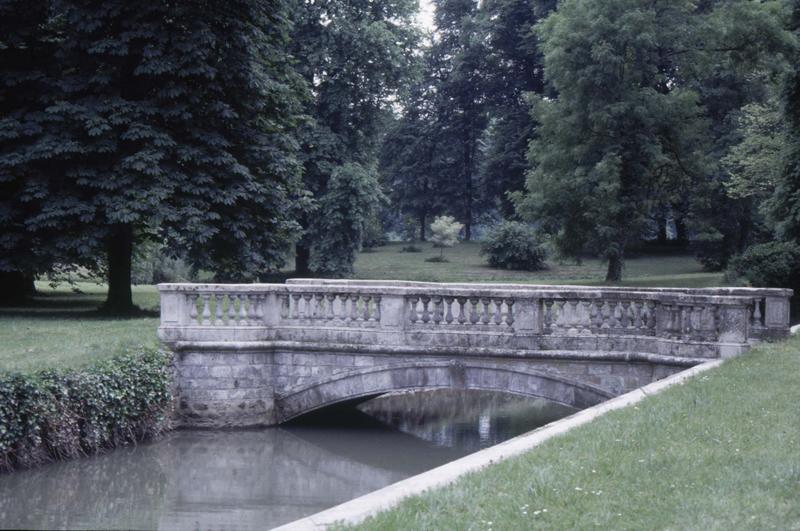 Pont en pierre sur les douves