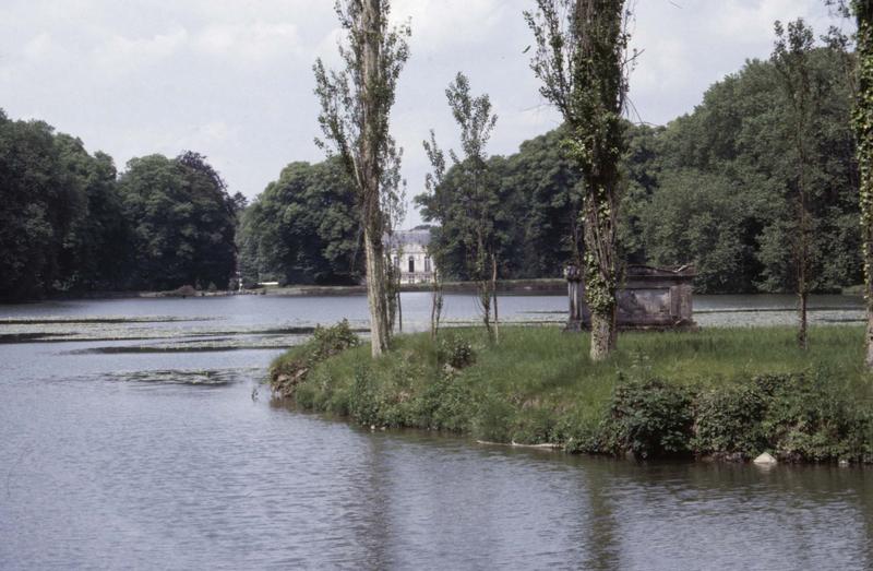 Sur l'île des peupliers, le tombeau de Jean-Jacques Rousseau