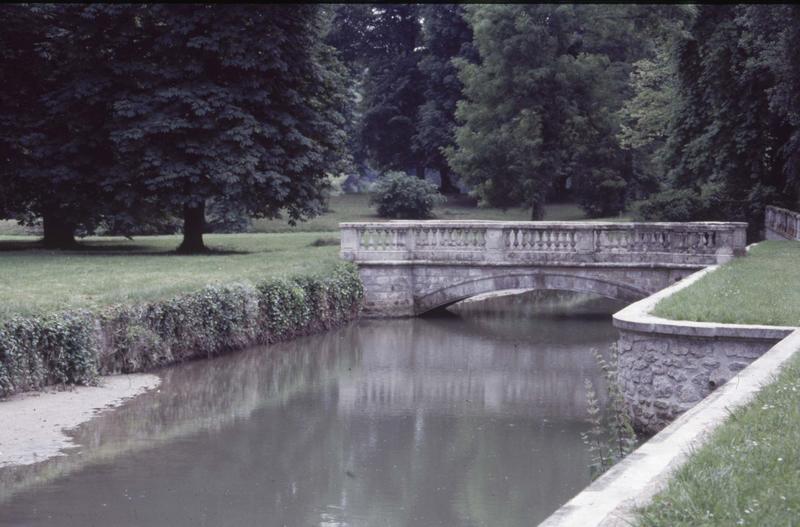 Pont en pierre sur les douves