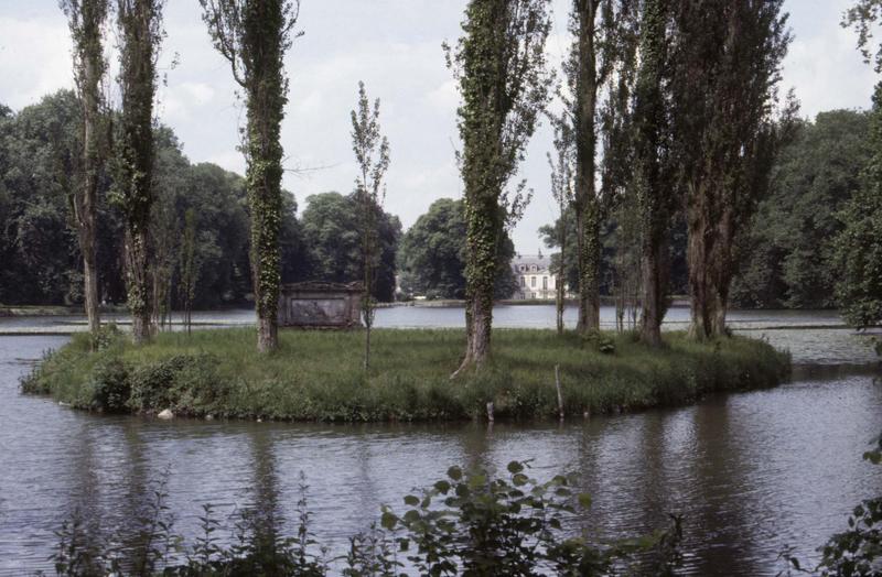 Sur l'île des peupliers, le tombeau de Jean-Jacques Rousseau