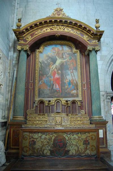 autel du croisillon nord, retable, tabernacle et tableau : la Descente de Croix, vue générale