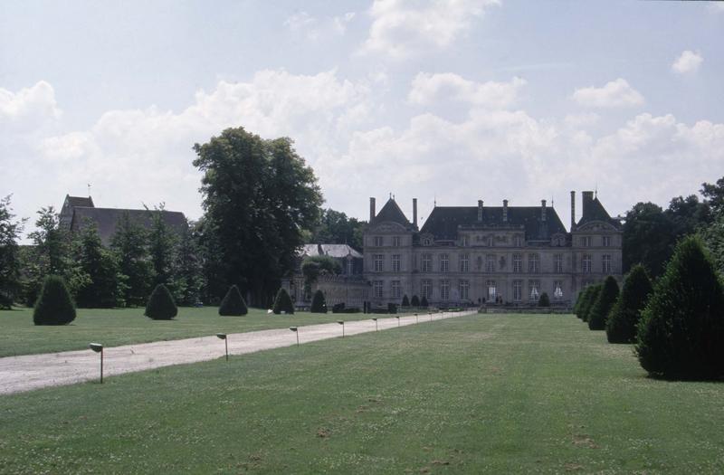 Façade sur la cour d'honneur et ensemble de l'église