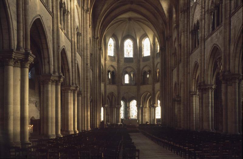 Intérieur : la nef vers le choeur