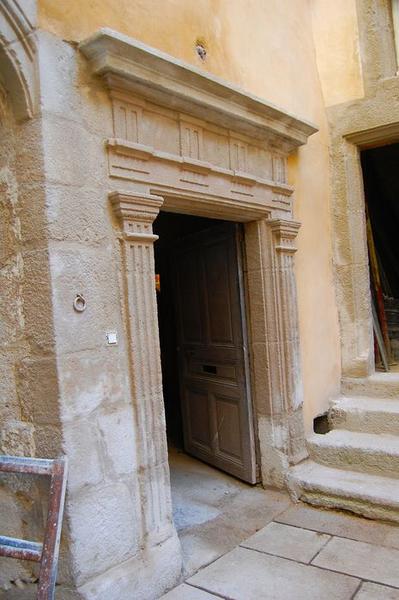 porte d'accès sur cour, vue générale