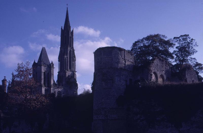 Flèche et clocher de la cathédrale, tour et mur d'enceinte du château