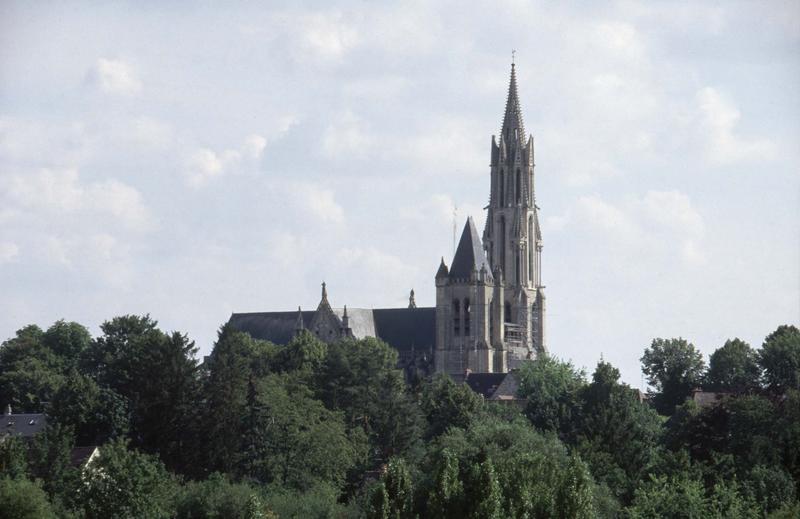 Clocher et flèche côté ouest, arbres au premier plan