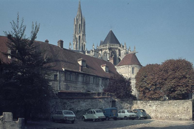 Abside et flèche, bâtiment au premier plan