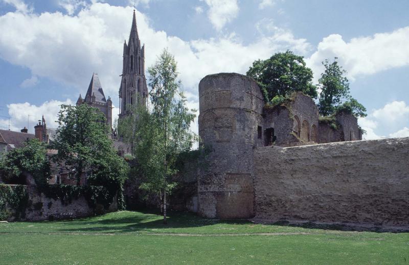 Flèche et clocher de la cathédrale, tour et mur d'enceinte du château