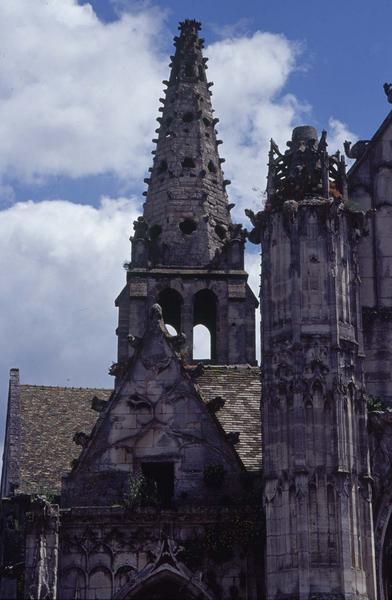 Façade ouest : fronton nord et clocher