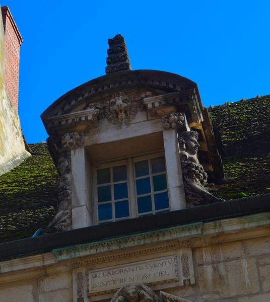 façade sur rue, détail de la lucarne