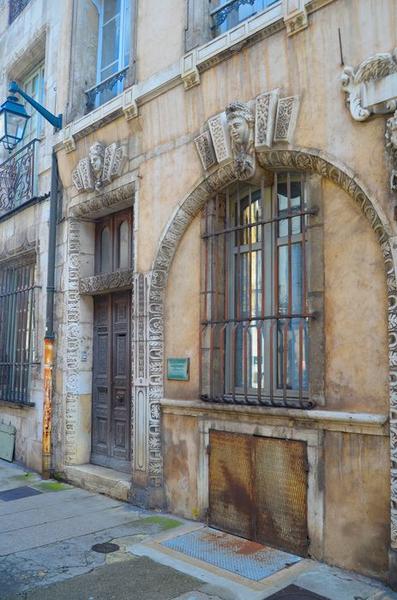 façade sur rue, rez-de-chaussée, vue partielle