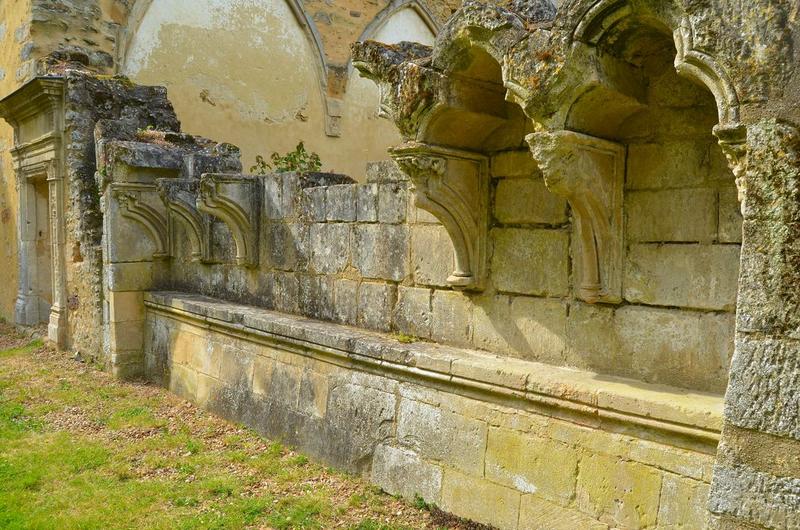 emplacement de l'ancien cloître, galerie nord, vue partielle