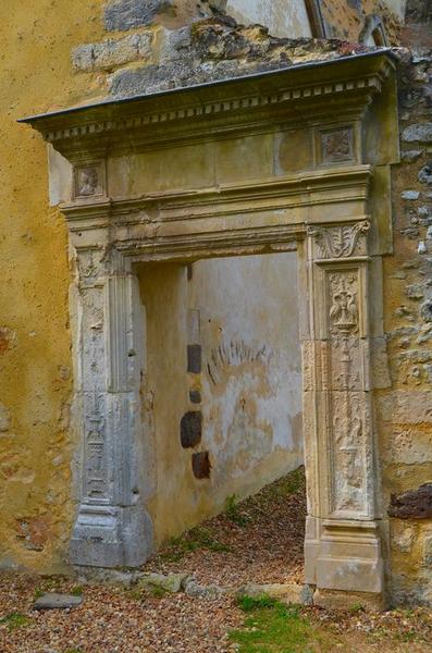 emplacement de l'ancien cloître, galerie nord, détail de l'encadrement d'une porte