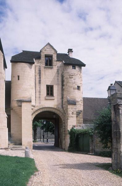 Porte fortifiée avec tourelles