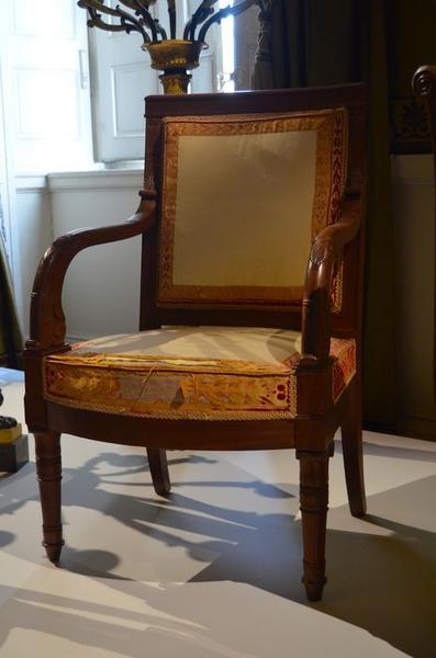 Six fauteuils avec garniture en soie brochée jaune provenant de la chambre jaune ou chambre de Mme du Cayla