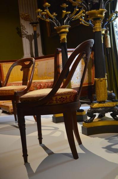 Trois chaises à dossier gondolé, ajouré et bandeau formé d'une gerbe provenant de la chambre jaune ou chambre de Mme du Cayla