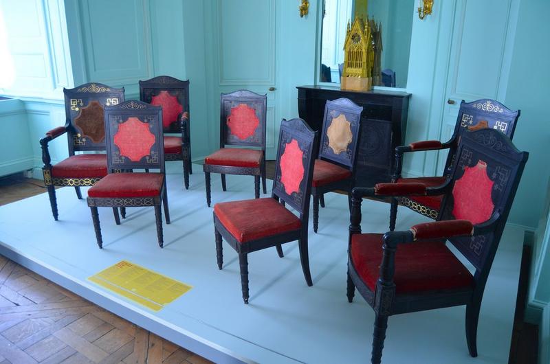 Quatre fauteuils provenant du cabinet gothique de la comtesse du Cayla au château de Saint-Ouen