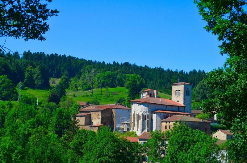 vue générale de l'église dans son environnement