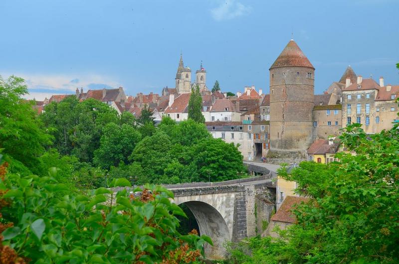 vue générale de la ville depuis la rive gauche de l'Armançon