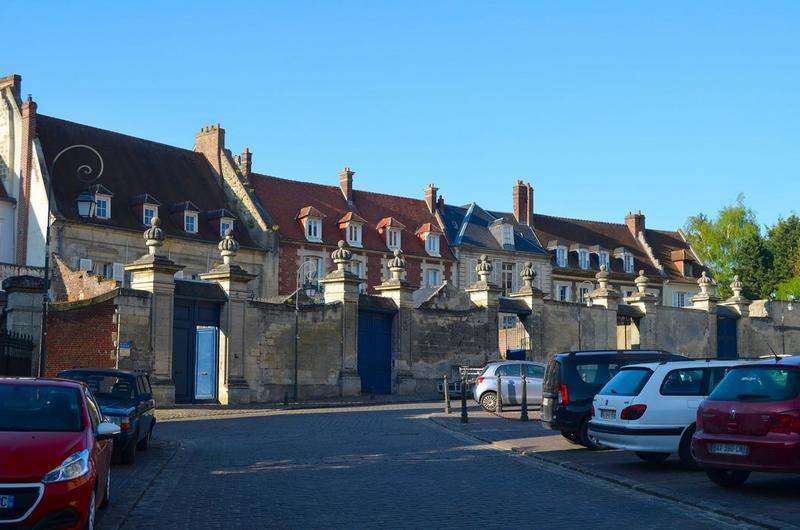 façades sur place, vue générale