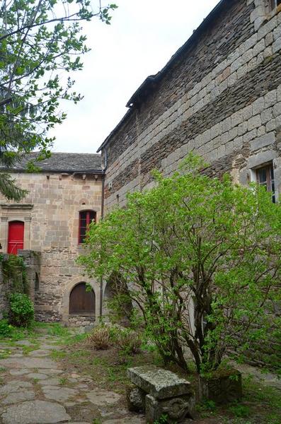 façade ouest sur cour du prieuré, vue partielle