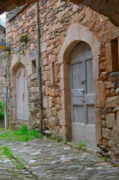 façade sud sur cour du prieuré, vue partielle