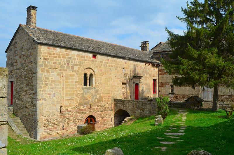 façade sud sur cour du prieuré, vue générale