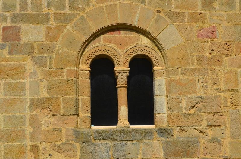 façade sud sur cour du prieuré, détail d'une baie