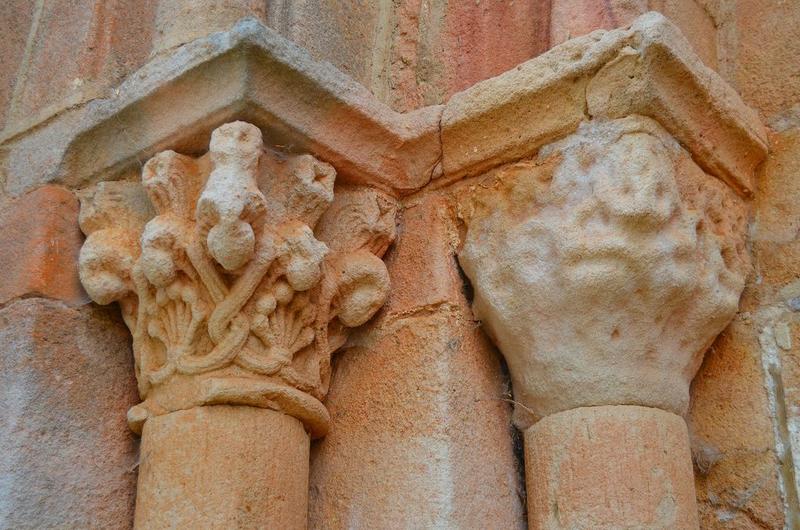 portail d'accès est, détail des chapiteaux sculptés de gauche