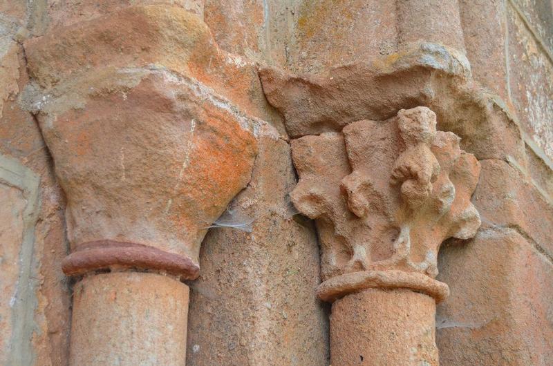 portail d'accès est, détail des chapiteaux sculptés de gauche