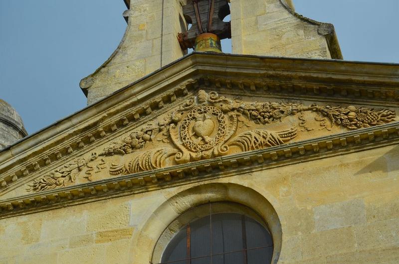 façade nord-ouest, portail d'accès, détail du tympan