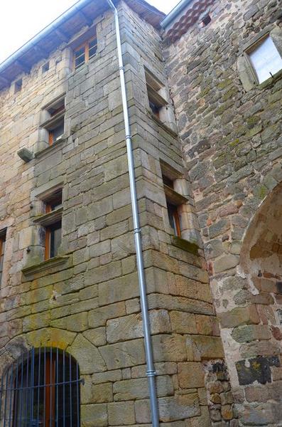 bâtiment situé à l'est de la porte, vue partielle