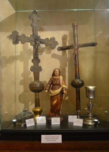 croix de procession, calice, coffret aux saintes huiles,  statue (statuette) féminine, vue générale - © Ministère de la Culture (France), Médiathèque du patrimoine et de la photographie, diffusion RMN-GP