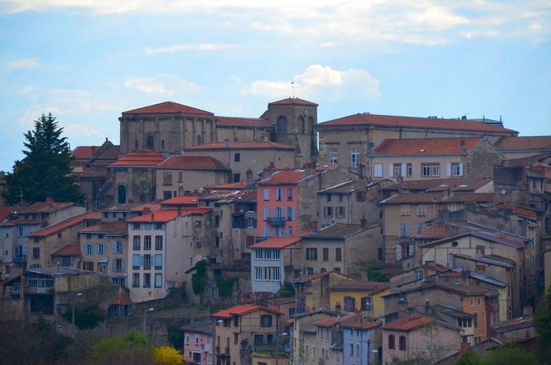 vue générale de l'église dans son environnement