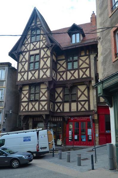 vue générale de la façade sur la place